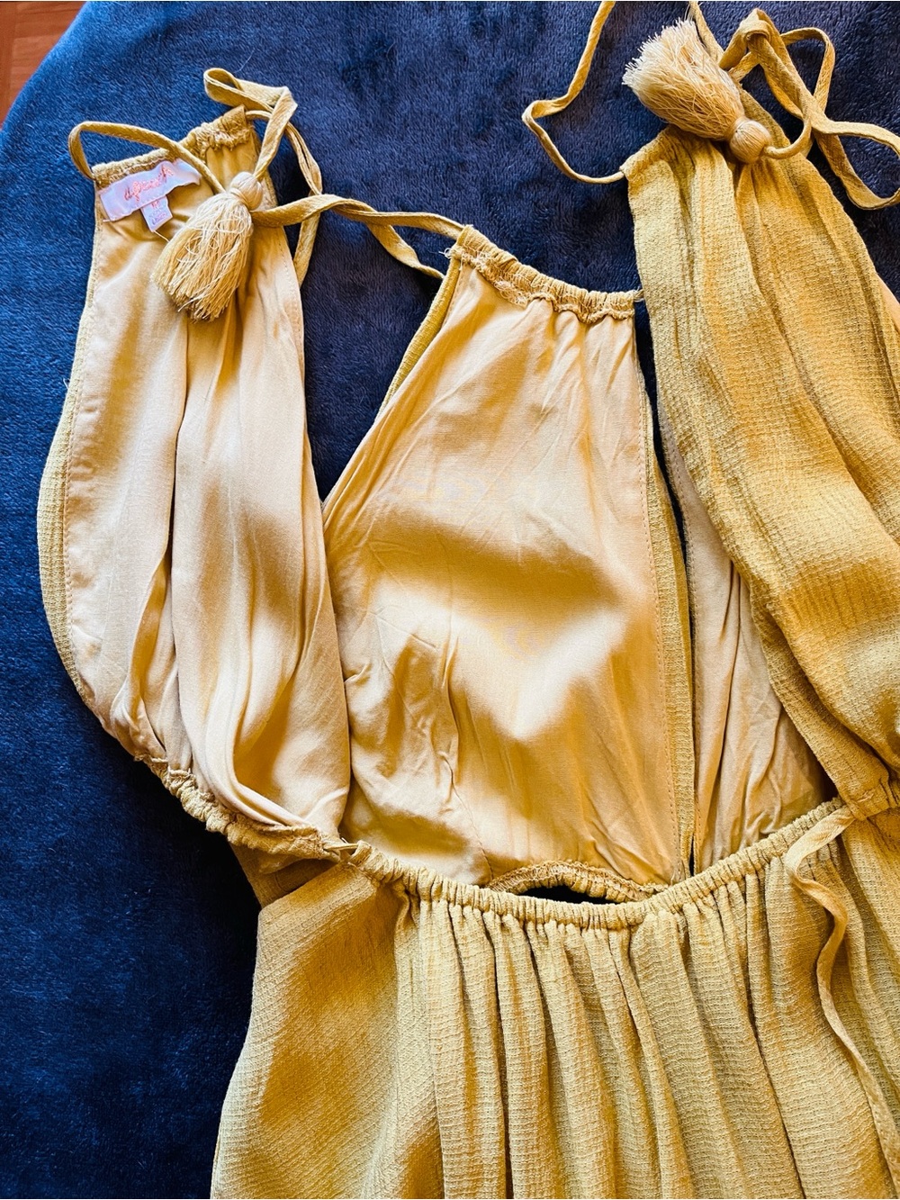 Halter dress w/ cutouts around waist. Front slit Stretchy waist. Subtle yellow M - Picture 10 of 12